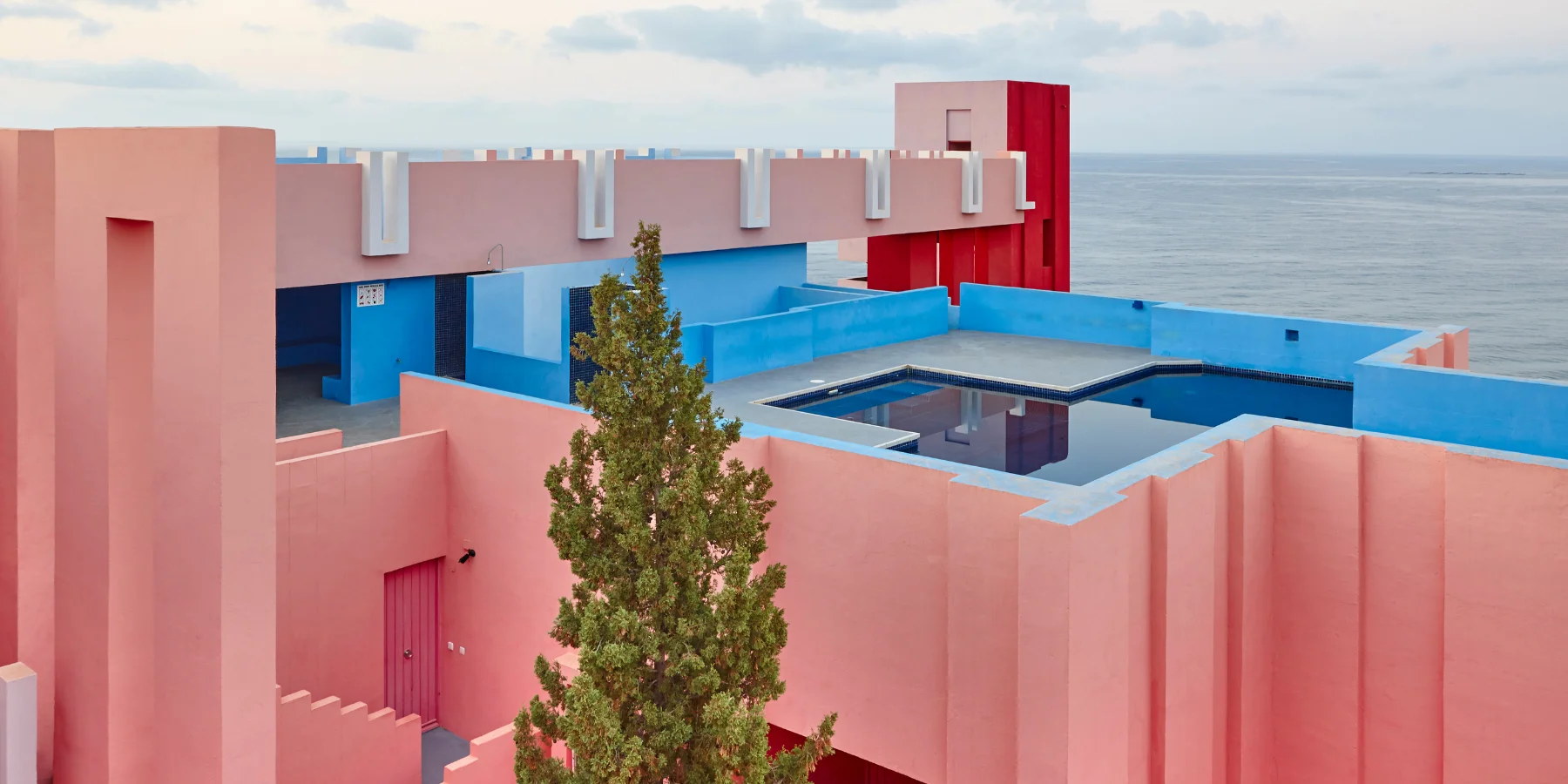 La muralla roja swimmingpool